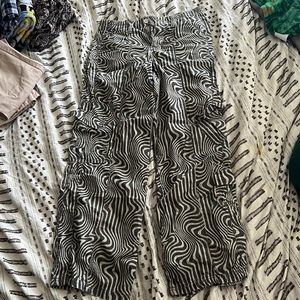 size small baggy swirly bdg y2k cargo pants!!